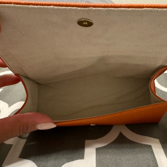 Tory Burch sunglasses case. Fits Sunglasses 144mm frame(regular sized glasses) - Picture 2 of 6